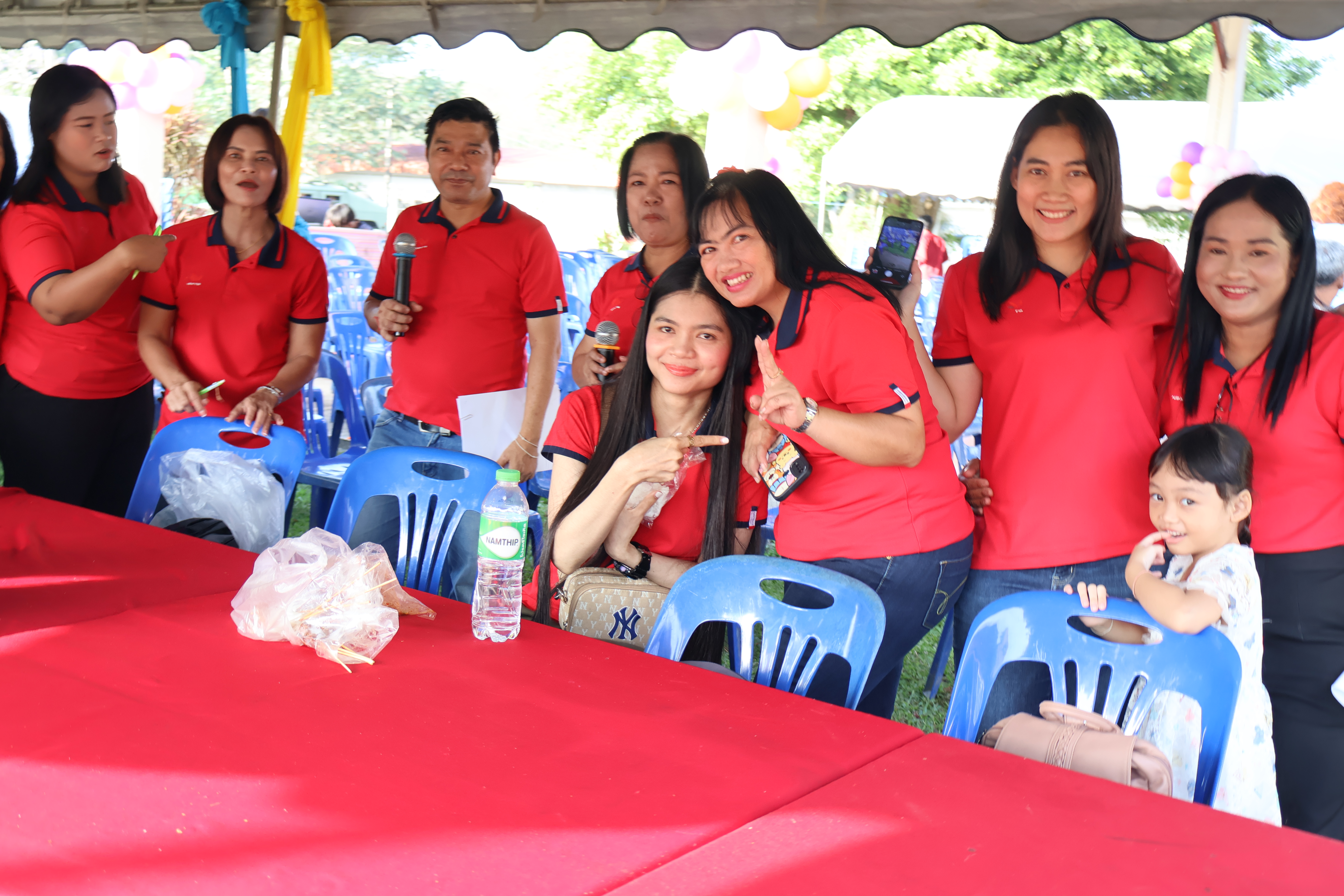 องค์กรแห่งความสุข (Happy Workplace) เป็นแนวคิดหลักที่มุ่งการดำเนินงานกับกลุ่มเป้าหมายหลักคือ "คนทำงาน ในองค์กร" ที่ถือเป็นบุคคลสำคัญและเป็นกำลังหลักของทั้งครอบครัว องค์กร ชุมชน และสังคม การสร้างความสุขในที่ทำงาน นับว่าเป็นปัจจัยสำคัญในการบริหารองค์กร มุ่งเน้นให้บุคลากรทุกคนในองค์กร มีความสุขในการทำงาน ความสุขที่เกิดขึ้นนั้นก่อให้เกิดกระบวนการทางความคิด ทำให้งานที่ได้รับมอบหมายมีประสิทธิภาพมากขึ้น ลดความตึงเครียดจากการทำงาน สภาพแวดล้อม รวมทั้งลดความขัดแย้งภายในองค์กร ความสุขที่เกิดขึ้นจากการทำงานเปรียบเสมือนน้ำหล่อเลี้ยงให้พฤติกรรมคนปรับเปลี่ยนและพัฒนาในแนวโน้มที่ดีขึ้น
Happy Workplace คือ กระบวนการพัฒนาคนในองค์กรอย่างมีเป้าหมายและให้ยุทธศาสตร์สอดคล้องกับวิสัยทัศน์ขององค์กร เพื่อให้องค์กรมีความพร้อมต่อการเปลี่ยนแปลง ซึ่งจะนำพาองค์กรไปสู่การเติบโตอย่างยั่งยืน (การจัดการองค์กรโดยเน้น การจัดการ "คน" เป็นหลัก) โดยใช้ความสุขพื้นฐานแปดประการ (Happy 8) เป็นแนวทางในการบริหารจัดการชีวิตให้มีความสุข อย่างยั่งยืน สร้างทัศนคติบวกต่อมุมมองในการดำเนินชีวิต การอยู่ร่วมกับผู้อื่น การรับผิดชอบต่อสังคม เป็นสมาชิกที่ดีต่อครอบครัว องค์กร และสังคม โดยมีความสุขที่แท้จริงบนพื้นฐาน ความสุขแปดประการที่สมดุลกับชีวิต ประกอบด้วย

1. Happy Body (สุขภาพดี) การส่งเสริมด้านสุขภาพกายและใจ
2. Happy Heart (น้ำใจงาม) การส่งเสริมให้เกิดความเกื้อกูลในองค์กร
3. Happy Society (สังคมดี) การส่งเสริมให้เกิดความสามัคคีในองค์กร
4. Happy Relax (ผ่อนคลาย) การส่งเสริมให้มีสภาพแวดล้อมที่ผ่อนคลาย
5. Happy Brain (หาความรู้) การส่งเสริมให้บุคลากรได้พัฒนาความรู้ความสามารถ
6. Happy Soul (ทางสงบ) การส่งเสริมให้บุคลากรมีศีลธรรมในการดำเนินชีวิต
7. Happy Money (ปลอดหนี้) การส่งเสริมด้านการออมและการวางแผนในการใช้จ่าย
8. Happy Family (ครอบครัวดี) การส่งเสริมสถาบันครอบครัวที่อบอุ่นและมั่นคง