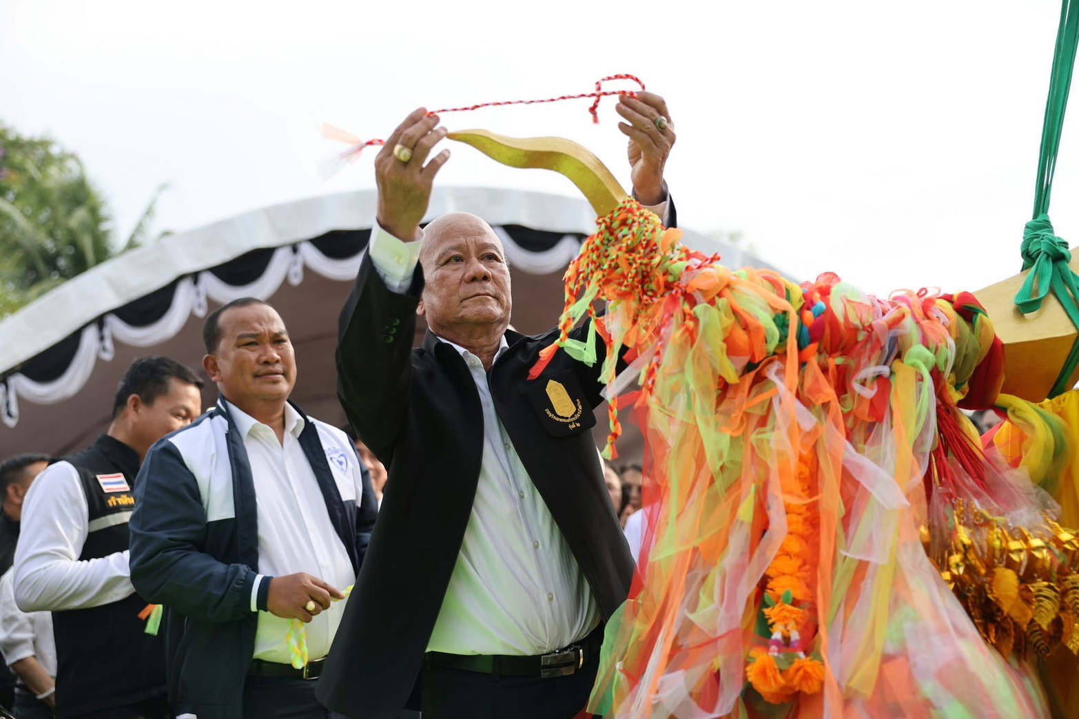 วันอังคารที่ 11 พฤศจิกายน พ.ศ.2568 เวลา 15.00 น.ที่ผ่านมา 
นายระพี อินทร์วิเศษ นายกองค์การบริหารส่วนตำบลบางดี ได้เข้าร่วมพิธีทอดผ้าป่าสามัคคี และยกช่อฟ้า อุโบสถ วัดบางดี อำเภอห้วยยอด จังหวัดตรัง โดยมี นายพิพัฒน์ รัชกิจประการ รองนายกรัฐมนตรี และรัฐมนตรีว่าการกระทรวงคมนาคม  เป็นประธานฝ่ายฆราวาส และ มี 
พระราชวรากร เจ้าคณะจังหวัดตรัง เป็นประธานสงฆ์ พร้อมด้วย คณะสงฆ์ 
        ทั้งนี้มี พันจ่าโท อนันต์ บุญสำราญ รองผู้ว่าราชการจังหวัดตรัง 
นายอำเภอห้วยยอด ส่วนราชการ ผู้นำท้องที่ ท้องถิ่น และพี่น้องประชาชน เข้าร่วมในพิธีครั้งนี้